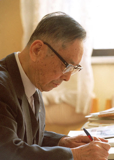 這是任繼愈在伏案筆耕。7月11日4時(shí)30分,著名哲學(xué)家、宗教學(xué)家、歷史學(xué)家、國家圖書館名譽(yù)館長任繼愈先生因病醫(yī)治無效,在北京醫(yī)院逝世,享年93歲。新華社發(fā)