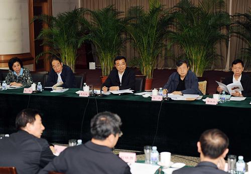 5月4日,中共中央政治局常委、國務(wù)院副總理李克強在衛(wèi)生部召開座談會,聽取院士專家意見,檢查聯(lián)防聯(lián)控機制工作情況。新華社記者 饒愛民 攝