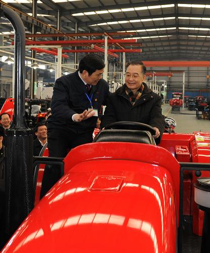 1月9日至11日,中共中央政治局常委、國(guó)務(wù)院總理溫家寶到江蘇省考察工作。這是1月10日溫家寶在常州常發(fā)集團(tuán)考察。新華社記者 李學(xué)仁 攝