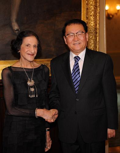 3月22日,中共中央政治局常委李長春在悉尼會(huì)見澳大利亞代總督、新南威爾士州州督瑪利·巴希爾。 新華社記者 劉建生 攝