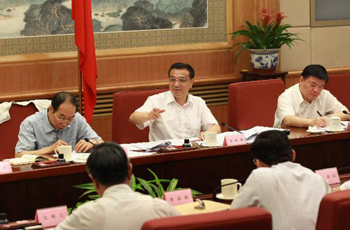 7月2日,中共中央政治局常委、國務(wù)院副總理、國務(wù)院深化醫(yī)藥衛(wèi)生體制改革領(lǐng)導(dǎo)小組組長李克強(qiáng)在北京中南海主持召開醫(yī)改工作專家座談會(huì),聽取他們對(duì)醫(yī)藥衛(wèi)生體制改革工作的意見和建議并講話。新華社記者 龐興雷 攝