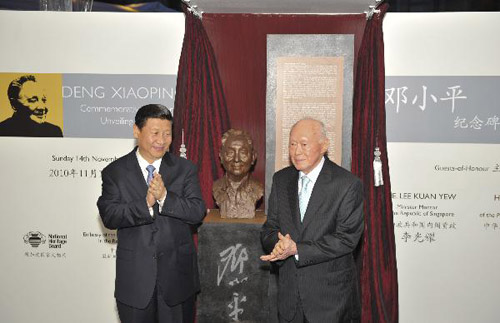 11月14日,正在新加坡訪問的國家副主席習(xí)近平與新加坡內(nèi)閣資政李光耀共同出席在新加坡河畔舉行的鄧小平紀(jì)念碑揭幕儀式。新華社記者 黃敬文 攝