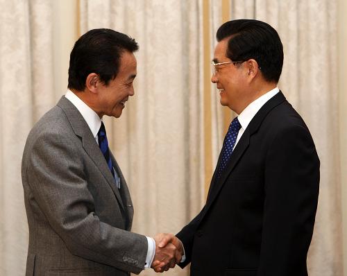 4月2日,中國(guó)國(guó)家主席胡錦濤在倫敦出席二十國(guó)集團(tuán)領(lǐng)導(dǎo)人第二次金融峰會(huì)期間會(huì)見日本首相麻生太郎。新華社記者 蘭紅光 攝