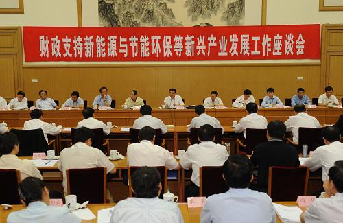 5月21日,中共中央政治局常委、國(guó)務(wù)院副總理李克強(qiáng)在北京出席財(cái)政支持新能源與節(jié)能環(huán)保等新興產(chǎn)業(yè)發(fā)展工作座談會(huì)并講話。新華社記者 李學(xué)仁 攝
