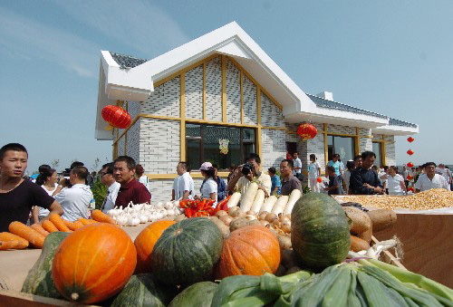 2008年8月26日,市民在參觀節(jié)能農(nóng)家住房樣板間。當(dāng)日,第七屆中國(guó)長(zhǎng)春國(guó)際農(nóng)業(yè)食品博覽(交易)會(huì)開(kāi)幕。本屆農(nóng)博會(huì)由農(nóng)業(yè)部、吉林省人民政府和長(zhǎng)春市政府聯(lián)合主辦。展會(huì)以“科技與綠色、交流與發(fā)展”為主題,以“引領(lǐng)現(xiàn)代農(nóng)業(yè)、擴(kuò)大經(jīng)貿(mào)交流、推動(dòng)產(chǎn)業(yè)發(fā)展、構(gòu)建新型農(nóng)村”為宗旨,搭建交流合作平臺(tái),加快農(nóng)民增收致富的步伐,推動(dòng)長(zhǎng)春乃至吉林農(nóng)業(yè)走向世界的進(jìn)程。新華社記者 邵守志 攝