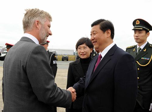 10月7日,國家副主席習近平抵達布魯塞爾,開始對比利時王國進行正式訪問。比利時王儲菲利普到機場迎接。新華社記者 饒愛民 攝