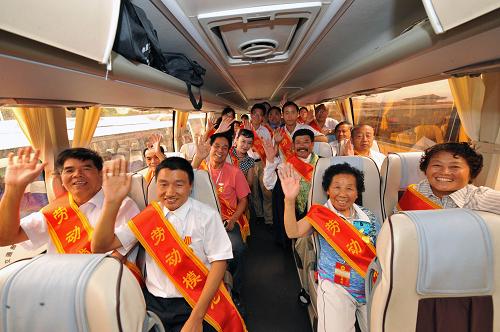 勞模們坐車準(zhǔn)備離開北戴河,返回各自的工作崗位(7月24日攝)。7月24日,由中華全國總工會組織的千名勞模在北戴河集中休養(yǎng)順利結(jié)束,24日至25日勞模們陸續(xù)回到各自的工作崗位。此次活動是全總迎接新中國成立60周年勞模系列活動之一,也是自2000年全總組織勞模休養(yǎng)活動以來,規(guī)模最大的一次勞模休養(yǎng)活動。新華社記者 何俊昌 攝