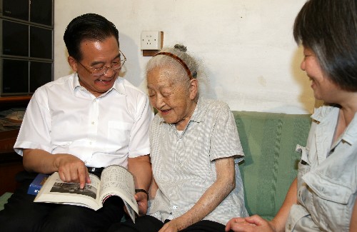 8月3日,中共中央政治局常委、國務(wù)院總理溫家寶來到位于中關(guān)村的何澤慧家,看望這位93歲的核物理學(xué)家。何澤慧院士是“中國原子彈之父”錢三強的夫人,曾經(jīng)和錢三強一起發(fā)現(xiàn)了鈾核三分裂、四分裂現(xiàn)象,被譽為“中國的居里夫婦”。 新華社記者 黃敬文 攝