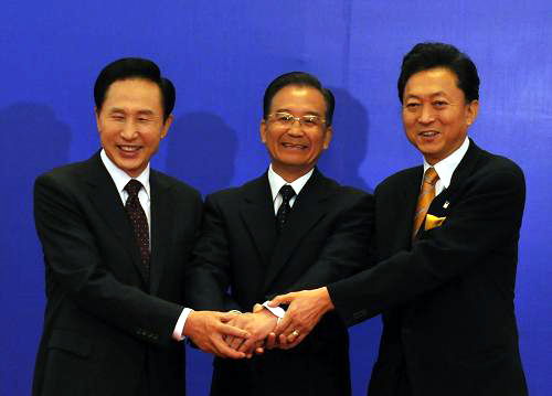 10月10日,第二次中日韓領(lǐng)導(dǎo)人會議在北京人民大會堂舉行。中國國務(wù)院總理溫家寶主持會議。韓國總統(tǒng)李明博、日本首相鳩山由紀(jì)夫出席會議。這是會議正式開始前,溫家寶、李明博和鳩山由紀(jì)夫在人民大會堂握手合影。新華社記者 黃敬文 攝