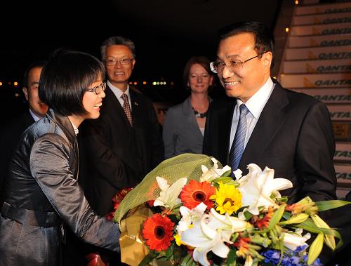 10月29日,中國國務(wù)院副總理李克強抵達悉尼,開始對澳大利亞進行正式訪問。澳大利亞副總理朱莉婭·吉拉德到機場迎接。這是李克強在機場接受獻花。新華社記者 劉建生 攝