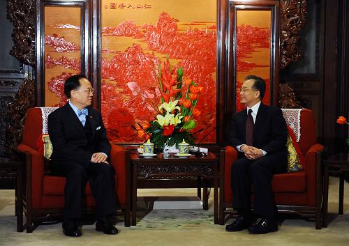 12月28日,國務(wù)院總理溫家寶在北京中南海紫光閣會見來京述職的香港特別行政區(qū)行政長官曾蔭權(quán)。 新華社記者 李濤 攝