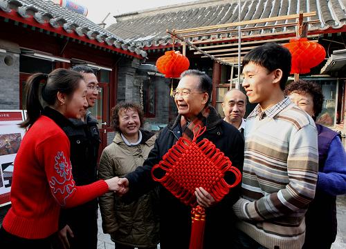 1月16日,中共中央政治局常委、國務(wù)院總理溫家寶在北京考察工作。這是溫家寶在前門街道草廠9條3號(hào)院看望居民。新華社記者 姚大偉 攝