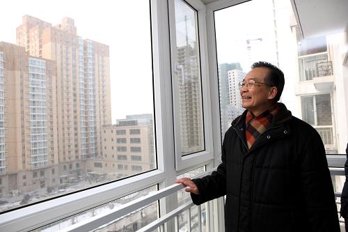 1月16日,中共中央政治局常委、國務(wù)院總理溫家寶在北京考察工作。這是在北京市朝陽區(qū)的保障性住房項(xiàng)目弘善家園,溫家寶走進(jìn)尚未入住的房間仔細(xì)察看。新華社記者 姚大偉 攝