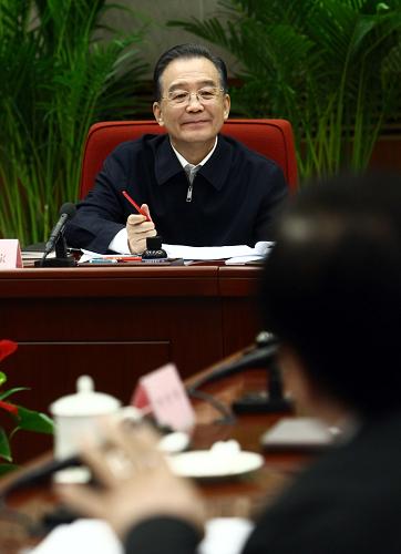 3月26日,國務院總理、國務院西部地區(qū)開發(fā)領(lǐng)導小組組長溫家寶在北京主持召開國務院西部地區(qū)開發(fā)領(lǐng)導小組第二次全體會議,聽取發(fā)展改革委關(guān)于2009年西部大開發(fā)進展情況和2010年工作安排的匯報,審議關(guān)于深入實施西部大開發(fā)戰(zhàn)略的若干意見。 新華社記者劉衛(wèi)兵攝