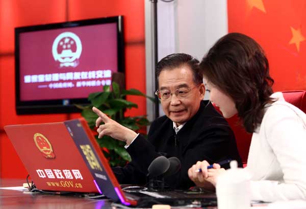 2月27日下午3時(shí),中共中央政治局常委、國(guó)務(wù)院總理溫家寶接受中國(guó)政府網(wǎng)、新華網(wǎng)聯(lián)合專訪,與廣大網(wǎng)友在線交流。新華社記者 劉衛(wèi)兵 攝