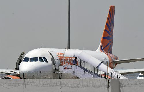 5月22日,一架印度航空公司的客機停在新德里英迪拉·甘地國際機場內(nèi)。印航發(fā)言人在飛機失事發(fā)生后表示,印航目前的國內(nèi)國際航班基本保持正常運行。印度航空公司一架波音737飛機22日早上從迪拜機場起飛,在印度南部降落時失事。機上乘客和機組人員共166名,其中158人遇難,8人幸存。新華社記者 王曄 攝