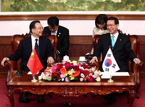5月28日,中國國務(wù)院總理溫家寶在首爾會見韓國國會議長金炯旿。 新華社記者 龐興雷 攝