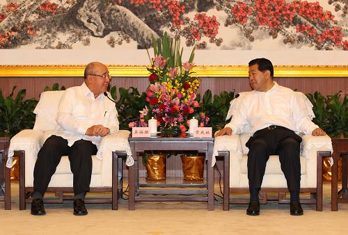 7月9日,中共中央政治局常委、全國政協(xié)主席賈慶林在廣州會見中國國民黨榮譽(yù)主席吳伯雄及應(yīng)邀參加第六屆兩岸經(jīng)貿(mào)文化論壇的兩岸各界人士。 新華社記者馬占成攝