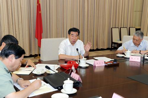 8月16日,中共中央政治局委員、國務(wù)院副總理回良玉主持召開國務(wù)院舟曲特大山洪泥石流災(zāi)害搶險救援指導(dǎo)協(xié)調(diào)小組第六次會議,進(jìn)一步研究部署抗災(zāi)救災(zāi)重點任務(wù)和災(zāi)后重建前期工作。新華社記者 張鐸 攝