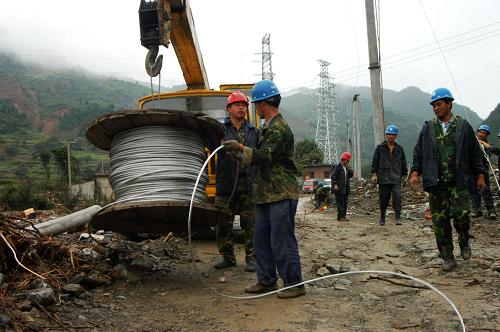8月23日,隴南供電公司員工在成縣黃渚鎮(zhèn)搶修線路。8月12日,甘肅隴南成縣遭遇有氣象記錄以來最強(qiáng)降水,暴雨還引發(fā)了山體塌方、泥石流等次生災(zāi)害。災(zāi)害發(fā)生后,成縣廣大干部群眾全力以赴開展災(zāi)后自救。新華社記者 吳明軒攝