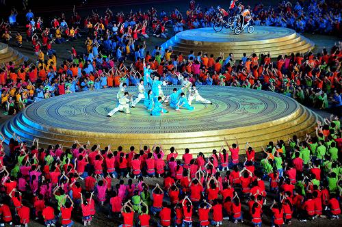 8月28日,中國(guó)青年在廣西體育中心表演中國(guó)功夫。當(dāng)晚,3000多名越南青年和28000多名來自全國(guó)各地的中國(guó)青年歡聚在廣西南寧,舉行中越青年大聯(lián)歡晚會(huì),共慶兩國(guó)建交60周年和中越友好年。 新華社記者 黃孝邦 攝
