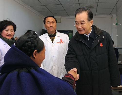 在12月1日世界艾滋病日到來之際,中共中央政治局常委、國務(wù)院總理溫家寶來到四川涼山彝族自治州考察艾滋病防治工作,看望廣大彝族干部群眾。這是12月1日,溫家寶在四川昭覺縣人民醫(yī)院看望感染了艾滋病的產(chǎn)婦。 新華社記者饒愛民攝