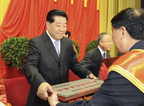 6月27日,對臺工作先進(jìn)集體、先進(jìn)個人表彰大會在北京人民大會堂舉行。中共中央政治局常委、全國政協(xié)主席賈慶林出席會議,會見對臺工作先進(jìn)集體和先進(jìn)個人代表并頒獎。這是賈慶林向?qū)ε_工作先進(jìn)集體代表頒獎。 新華社記者 謝環(huán)馳 攝