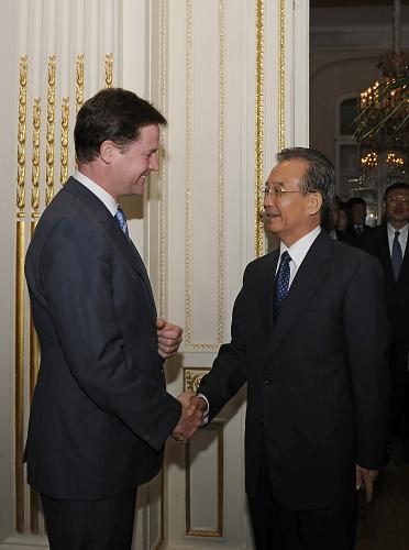 6月26日,國務(wù)院總理溫家寶在倫敦會(huì)見英國副首相克萊格和經(jīng)濟(jì)界人士。 新華社記者 曾毅 攝