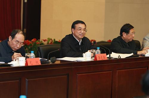 1月6日,中共中央政治局常委、國務(wù)院副總理李克強(qiáng)來到中國船舶重工集團(tuán),考察能源技術(shù)裝備和管理服務(wù)情況,并出席現(xiàn)場會(huì)。這是李克強(qiáng)在現(xiàn)場會(huì)上講話。新華社記者龐興雷攝