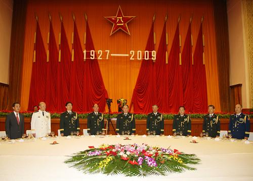 7月31日,中華人民共和國(guó)國(guó)防部在北京人民大會(huì)堂舉行盛大招待會(huì),熱烈慶祝中國(guó)人民解放軍建軍82周年。新華社記者 王建民 攝