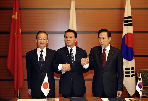 12月13日,中國國務(wù)院總理溫家寶、日本首相麻生太郎、韓國總統(tǒng)李明博在日本福岡正式簽署《三國伙伴關(guān)系聯(lián)合聲明》。這是三國領(lǐng)導(dǎo)人簽字后握手。新華社記者 馬占成 攝