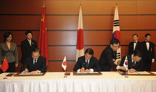 12月13日,中國國務(wù)院總理溫家寶、日本首相麻生太郎、韓國總統(tǒng)李明博在日本福岡正式簽署《三國伙伴關(guān)系聯(lián)合聲明》。新華社記者 馬占成 攝