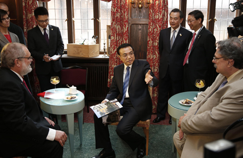 5月26日上午,國務院總理李克強在波茨坦會見斯圖加特德中友好協(xié)會主席多爾德(前左一)等老朋友。 新華社記者 鞠鵬 攝