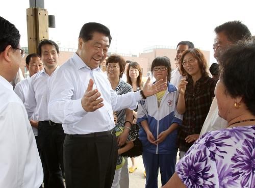 5月29日至31日,中共中央政治局常委、全國(guó)政協(xié)主席賈慶林在天津調(diào)研。這是5月30日,在天津東麗區(qū)華明鎮(zhèn),看到這里的農(nóng)民安居樂業(yè)、生活幸福,賈慶林十分高興。