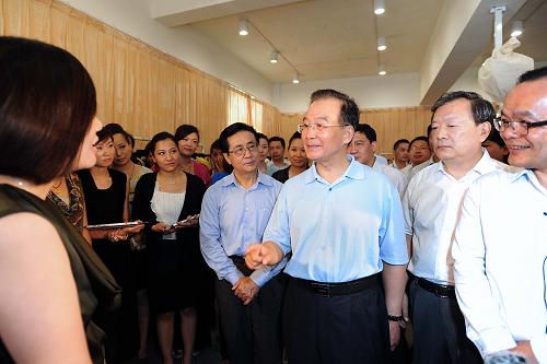 8月14日至15日,中共中央政治局常委、國務院總理溫家寶來到浙江杭州、湖州、嘉興等地,調(diào)研經(jīng)濟運行情況。這是15日,溫家寶在雅瑩服裝公司與員工親切交談。新華社記者 李濤 攝