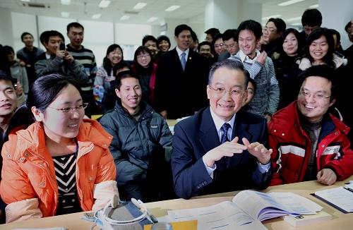 12月20日,國務(wù)院總理溫家寶在北京航空航天大學參加完“中日青少年友好交流年”閉幕活動后,來到學校的圖書館與同學們親切交談。新華社記者 姚大偉 攝