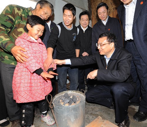近日,中共中央政治局常委、國(guó)務(wù)院副總理李克強(qiáng)深入四川地震災(zāi)區(qū)的鄉(xiāng)村農(nóng)戶、板房醫(yī)院、企業(yè)車間和建設(shè)工地,看望慰問災(zāi)區(qū)群眾,實(shí)地考察災(zāi)后恢復(fù)重建。這是10月26日,李克強(qiáng)在映秀鎮(zhèn)漁子溪村民李連華(左后老者?。┬陆ㄆ饋淼挠谰眯宰》坷锪私馑麄円患业木幼『蜕钋闆r。新華社記者 馬占成 攝