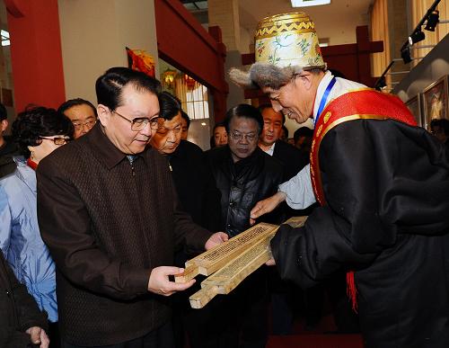 2月18日,中共中央政治局常委李長春來到北京農(nóng)業(yè)展覽館,參觀中國非物質(zhì)文化遺產(chǎn)傳統(tǒng)技藝大展。 新華社記者 李濤 攝