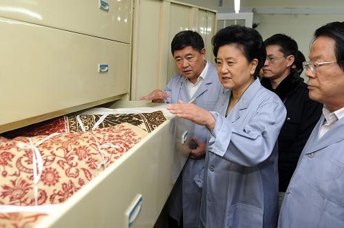 7月26日,中共中央政治局委員、國(guó)務(wù)委員劉延?xùn)|在故宮博物院調(diào)研。這是劉延?xùn)|在文物庫(kù)房實(shí)地查看文物保存、保護(hù)情況。 新華社記者 張鐸 攝