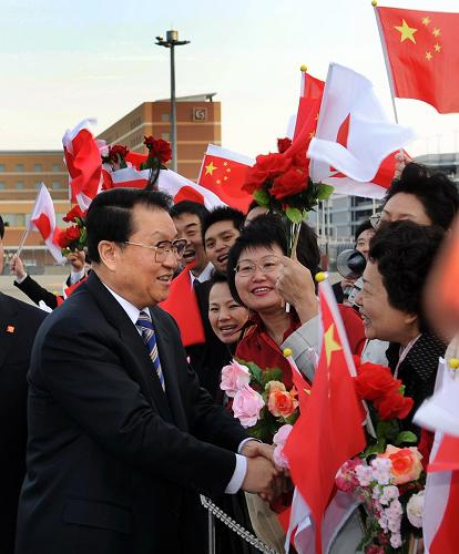 當(dāng)?shù)貢r(shí)間3月29日,中共中央政治局常委李長(zhǎng)春抵達(dá)東京,開始對(duì)日本進(jìn)行正式友好訪問(wèn)。這是李長(zhǎng)春在機(jī)場(chǎng)與歡迎群眾握手。新華社記者 劉建生 攝