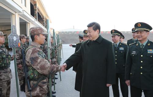 11月28日,中共中央總書記、國家主席、中央軍委主席習(xí)近平視察濟(jì)南軍區(qū)部隊(duì)。這是習(xí)近平觀看新戰(zhàn)士自動(dòng)步槍精度實(shí)彈射擊后,表揚(yáng)新戰(zhàn)士取得了好成績(jī)。新華社記者 李剛 攝