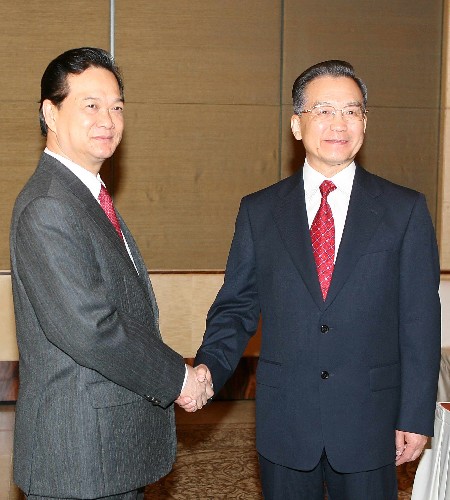11月19日,中國國務院總理溫家寶在新加坡會見越南總理阮晉勇。