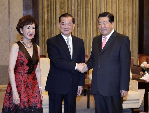 9月9日,中共中央政治局常委、全國(guó)政協(xié)主席賈慶林在上海會(huì)見(jiàn)中國(guó)國(guó)民黨榮譽(yù)主席連戰(zhàn)和夫人以及出席臺(tái)胞社團(tuán)論壇的部分代表。 新華社記者 劉建生 攝