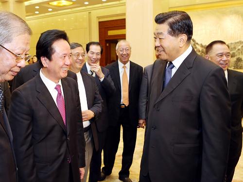 8月30日,中共中央政治局常委、全國政協(xié)主席賈慶林在北京人民大會堂會見以陳經(jīng)緯為團長的香港中國商會訪京團全體成員。新華社記者 姚大偉 攝