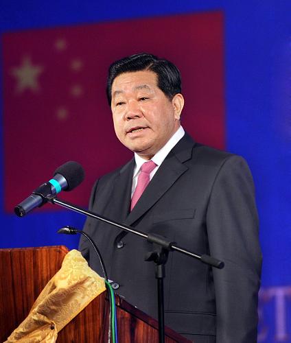 當(dāng)?shù)貢r(shí)間3月26日晚,全國(guó)政協(xié)主席賈慶林與納米比亞開(kāi)國(guó)總統(tǒng)努喬馬、納米比亞全國(guó)委員會(huì)主席卡佩雷共同出席在溫得和克舉行的中納建交20周年招待會(huì)并發(fā)表講話。新華社記者李濤攝