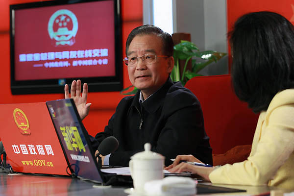 2月27日上午,中共中央政治局常委、國(guó)務(wù)院總理溫家寶接受中國(guó)政府網(wǎng)、新華網(wǎng)聯(lián)合專(zhuān)訪,與廣大網(wǎng)友在線交流。 新華社記者 龐興雷 攝