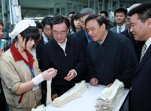 3月26日至30日,中共中央政治局常委、中央紀委書記賀國強在浙江省考察。這是3月28日,賀國強在浙江夢娜襪業(yè)公司生產(chǎn)車間考察。新華社記者 龐興雷 攝