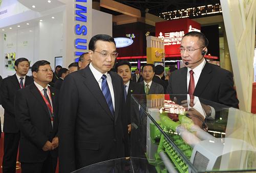 11月24日,國務(wù)院副總理李克強在北京出席2010中國綠色產(chǎn)業(yè)和綠色經(jīng)濟高科技國際博覽會開幕式,宣布博覽會開幕,并參觀展覽。新華社記者 饒愛民 攝