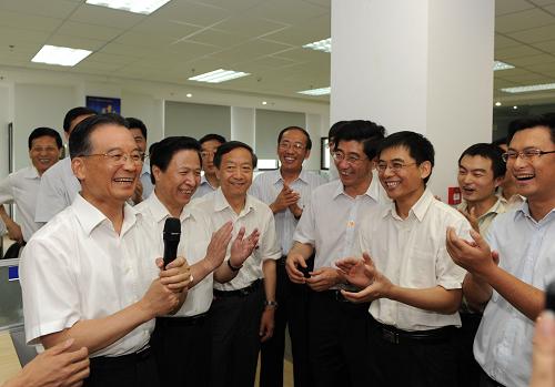 8月7日,溫家寶在中科院無錫高新微納傳感網(wǎng)工程技術(shù)研發(fā)中心考察時與員工交談。新華社記者 黃敬文 攝
