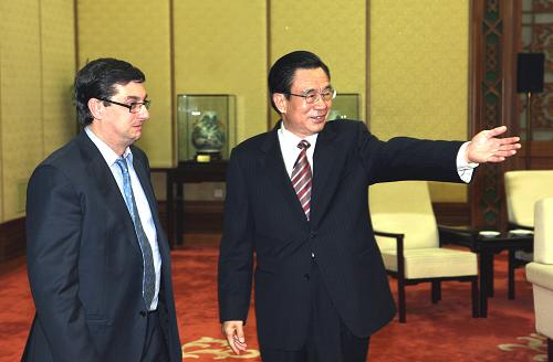 賀國(guó)強(qiáng)會(huì)見西班牙共產(chǎn)黨代表團(tuán) 4月6日,中共中央政治局常委、中央紀(jì)委書記賀國(guó)強(qiáng)在北京人民大會(huì)堂會(huì)見由總書記何塞·路易斯·森特利亞率領(lǐng)的西班牙共產(chǎn)黨代表團(tuán)。 新華社記者 姚大偉攝